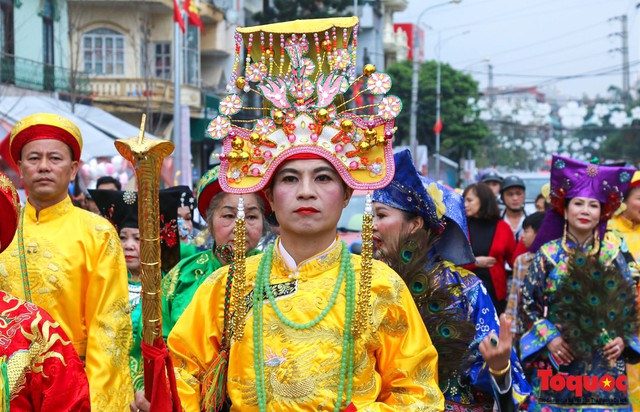 Hàng ngàn người đổ về đường phố Lạng Sơn tham gia lễ hội lớn nhất Năm - Ảnh 2.