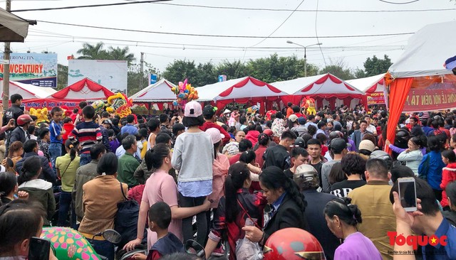 Hàng ngàn người đổ về đường phố Lạng Sơn tham gia lễ hội lớn nhất Năm - Ảnh 5.
