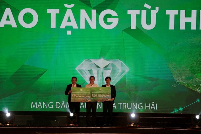 Hàng tỷ đồng ủng hộ quỹ từ thiện Đà Nẵng trong “Đêm đại nhạc hội và ra mắt phân khu Diamond Palace” - Ảnh 2.