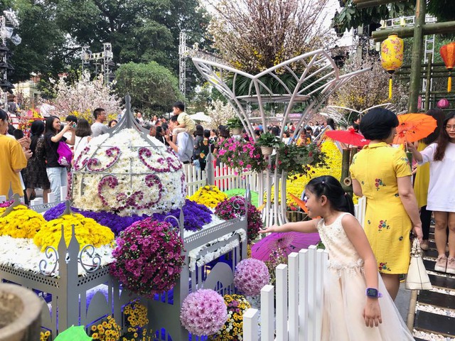 Khách thích thú với trải nghiệm tại lễ hội hoa anh đào ở Hà Nội - Ảnh 5.