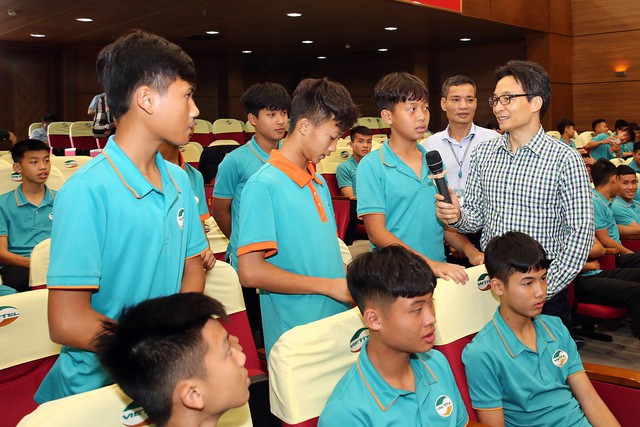 Phó Thủ tướng Vũ Đức Đam thăm trung tâm đào tạo bóng đá trẻ - Ảnh 1.