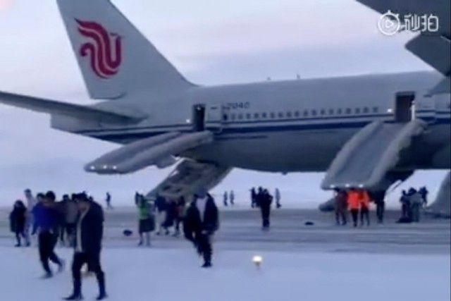 Kịch tính duyên cớ hàng không Trung Quốc hạ cánh khẩn ở Nga - Ảnh 1.