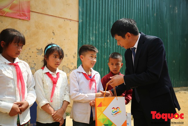PTI trao tặng 100 triệu cùng hàng nghìn bộ quần áo cho học sinh dân tộc nghèo Sơn La - Ảnh 6.