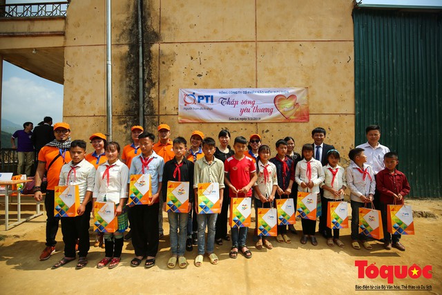 PTI trao tặng 100 triệu cùng hàng nghìn bộ quần áo cho học sinh dân tộc nghèo Sơn La - Ảnh 8.