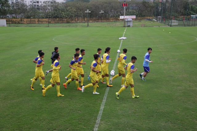 Buổi tập đầu tiên của U23 Việt Nam: Hà Đức Chinh vắng mặt, thầy Park “tỉ tê” với trò cũ Tiến Linh - Ảnh 1.