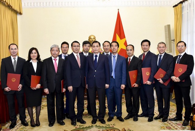 Bộ Ngoại giao bổ nhiệm 11 lãnh đạo cấp Vụ, Cục - Ảnh 1.