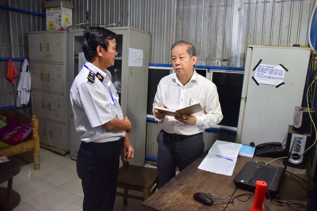 Chủ tịch Thừa Thiên Huế kiểm tra công tác phòng chống dịch tả lợn Châu Phi lúc 3h sáng - Ảnh 1.