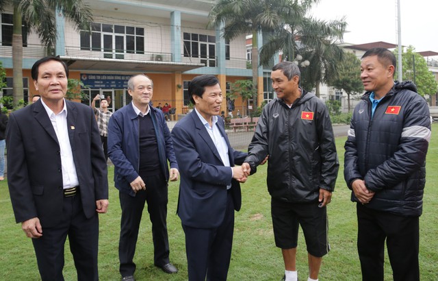Bộ trưởng Nguyễn Ngọc Thiện thăm đội tuyển bóng đá nữ quốc gia nhân ngày 8/3 - Ảnh 1.