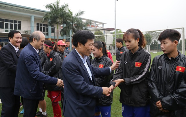 Bộ trưởng Nguyễn Ngọc Thiện thăm đội tuyển bóng đá nữ quốc gia nhân ngày 8/3 - Ảnh 2.