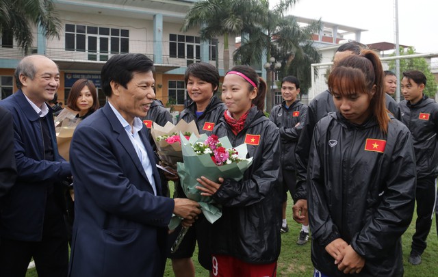 Bộ trưởng Nguyễn Ngọc Thiện thăm đội tuyển bóng đá nữ quốc gia nhân ngày 8/3 - Ảnh 3.