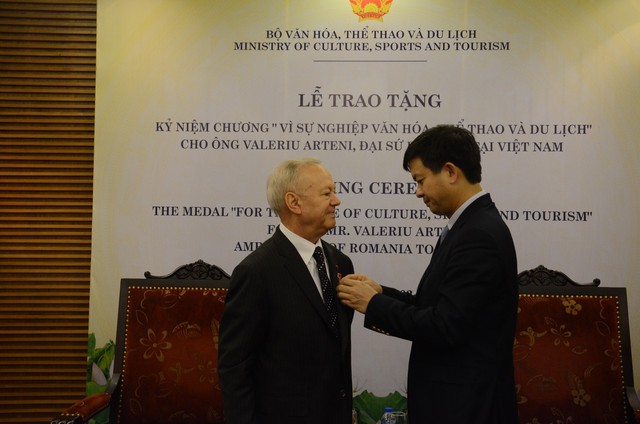 Thứ trưởng Lê Quang Tùng trao tặng Kỷ niệm chương cho Đại sứ Rumani tại Việt Nam - Ảnh 1.
