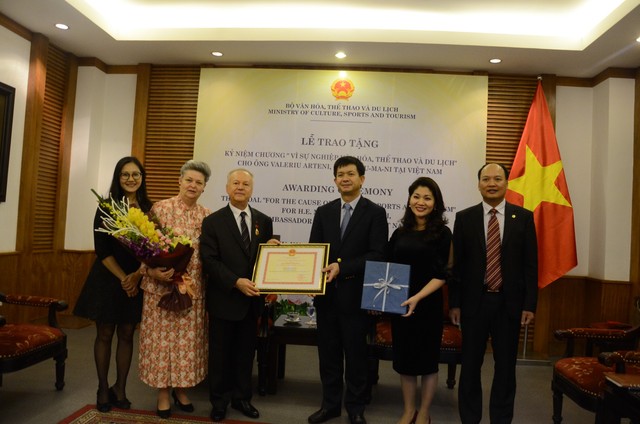 Thứ trưởng Lê Quang Tùng trao tặng Kỷ niệm chương cho Đại sứ Rumani tại Việt Nam - Ảnh 3.
