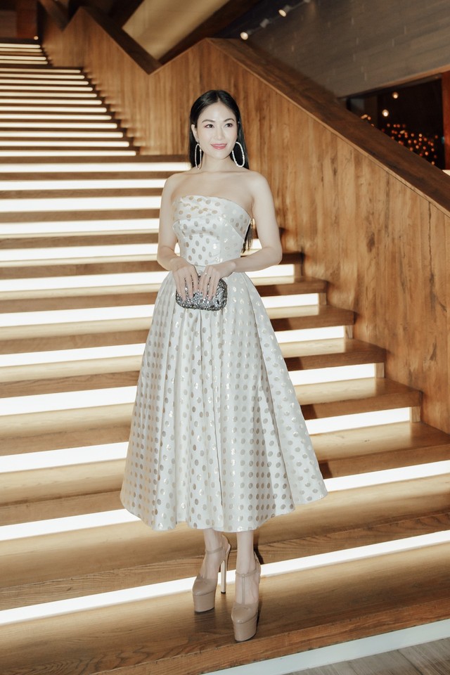 Hoa hậu áo dài Tuyết Nga đọ dáng cùng Ngọc Trinh trong show diễn - Ảnh 1.