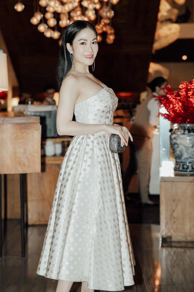 Hoa hậu áo dài Tuyết Nga đọ dáng cùng Ngọc Trinh trong show diễn - Ảnh 11.