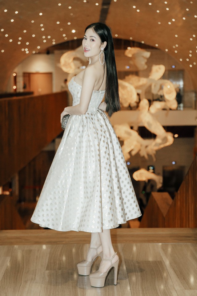 Hoa hậu áo dài Tuyết Nga đọ dáng cùng Ngọc Trinh trong show diễn - Ảnh 12.