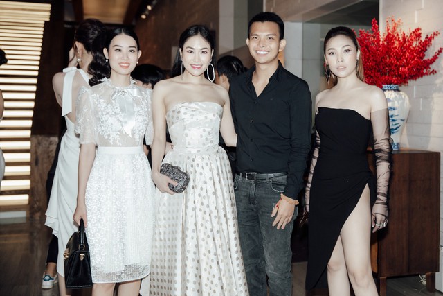 Hoa hậu áo dài Tuyết Nga đọ dáng cùng Ngọc Trinh trong show diễn - Ảnh 2.