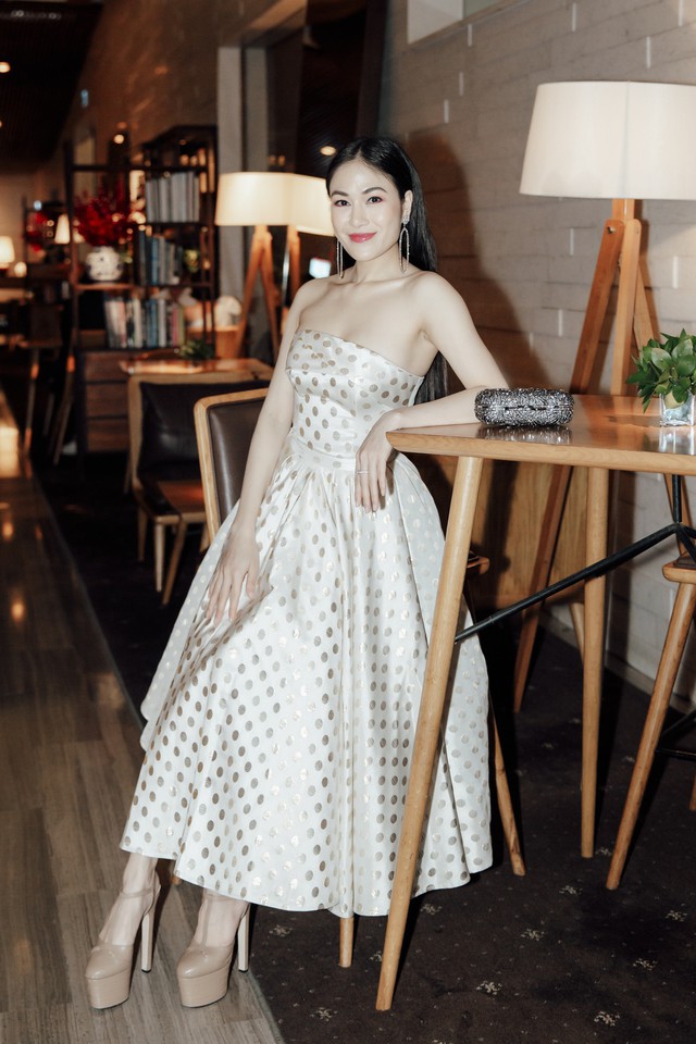 Hoa hậu áo dài Tuyết Nga đọ dáng cùng Ngọc Trinh trong show diễn - Ảnh 4.