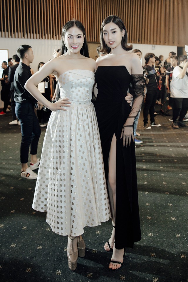 Hoa hậu áo dài Tuyết Nga đọ dáng cùng Ngọc Trinh trong show diễn - Ảnh 7.