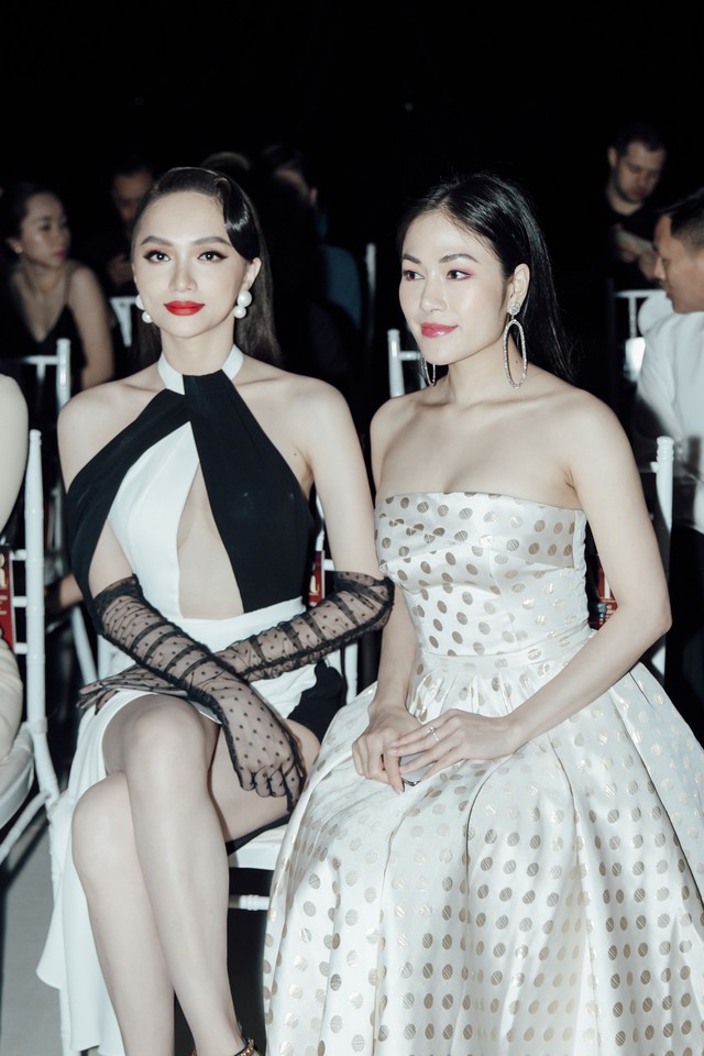 Hoa hậu áo dài Tuyết Nga đọ dáng cùng Ngọc Trinh trong show diễn - Ảnh 8.