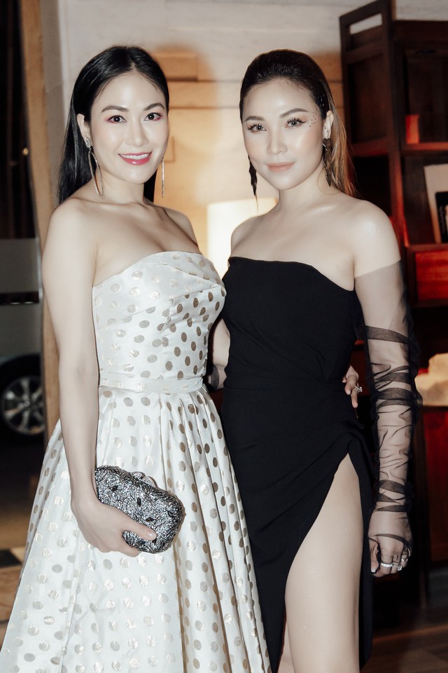 Hoa hậu áo dài Tuyết Nga đọ dáng cùng Ngọc Trinh trong show diễn - Ảnh 10.