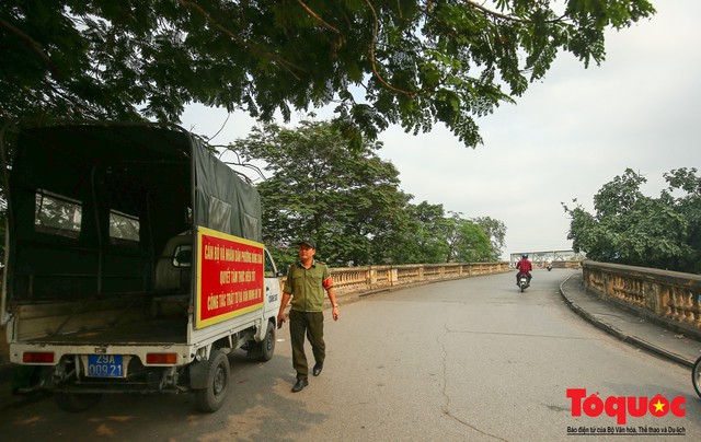 Lực lượng công an dọn dẹp kim tiêm trên cầu Long Biên sau phản ảnh của Báo điện tử Tổ Quốc - Ảnh 10.