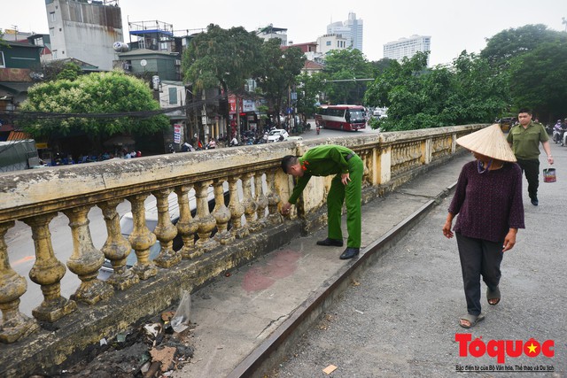 Lực lượng công an dọn dẹp kim tiêm trên cầu Long Biên sau phản ảnh của Báo điện tử Tổ Quốc - Ảnh 3.