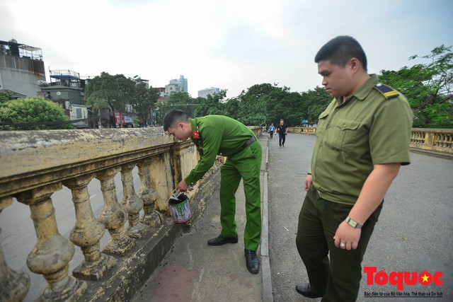 Lực lượng công an dọn dẹp kim tiêm trên cầu Long Biên sau phản ảnh của Báo điện tử Tổ Quốc - Ảnh 7.
