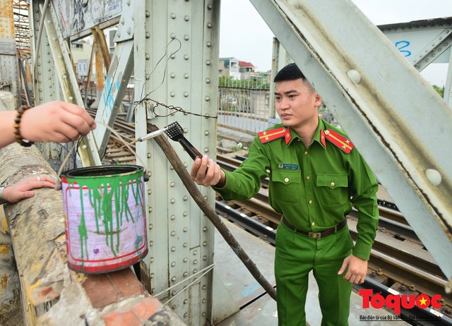 Lực lượng công an dọn dẹp kim tiêm trên cầu Long Biên sau phản ảnh của Báo điện tử Tổ Quốc - Ảnh 6.