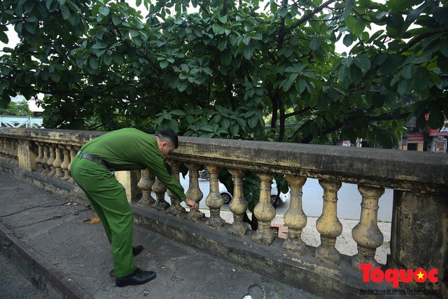 Lực lượng công an dọn dẹp kim tiêm trên cầu Long Biên sau phản ảnh của Báo điện tử Tổ Quốc - Ảnh 5.