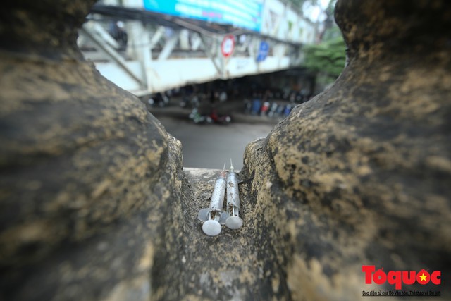 Xi lanh kim tiêm còn đỏ máu bủa vây cây cầu cổ nhất Hà Nội - Ảnh 9.