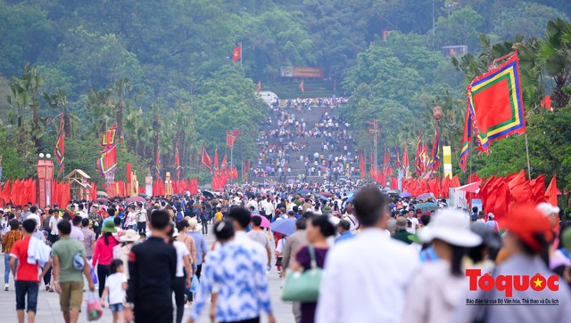 Hàng vạn người về dự Lễ hội Đền Hùng trước ngày Giỗ Tổ - Ảnh 1.