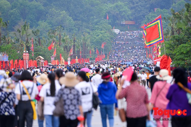 Hàng vạn người về dự Lễ hội Đền Hùng trước ngày Giỗ Tổ - Ảnh 14.