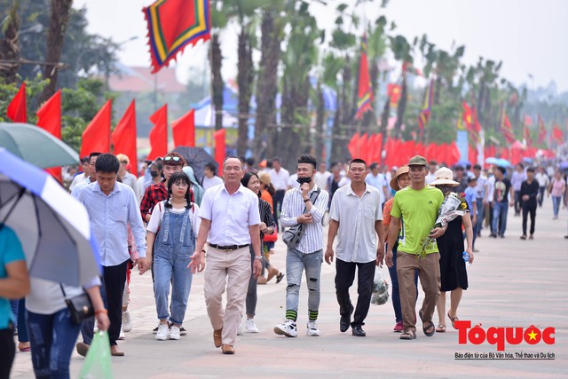 Hàng vạn người về dự Lễ hội Đền Hùng trước ngày Giỗ Tổ - Ảnh 2.