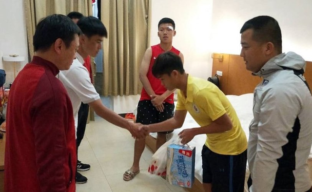 Cầu thủ U17 Hà Nội đến thăm hỏi, xin lỗi cầu thủ bị đấm đội bạn - Ảnh 1.