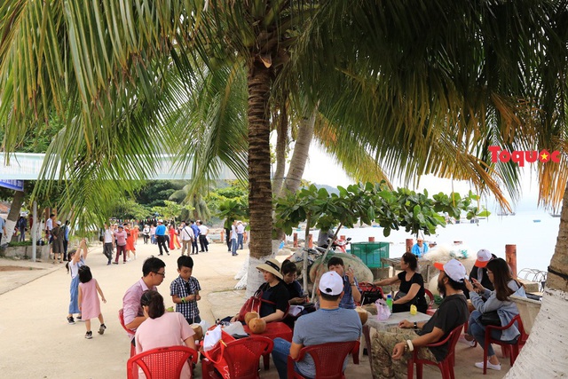 Đảo Cù Lao Chàm đón lượng khách du lịch “khủng” dịp nghỉ lễ Giỗ tổ Hùng Vương - Ảnh 3.