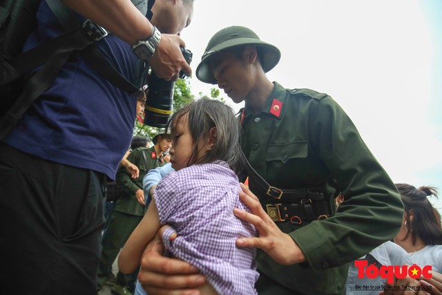 Lực lượng an ninh vất vả giải cứu trẻ nhỏ khỏi dòng người hành hương về Giỗ Tổ Hùng Vương - Ảnh 14.