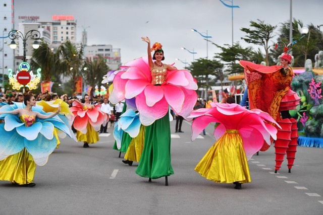Người dân, du khách đổ bộ ra đường thưởng thức Carnival đường phố Sầm Sơn 2019 - Ảnh 1.