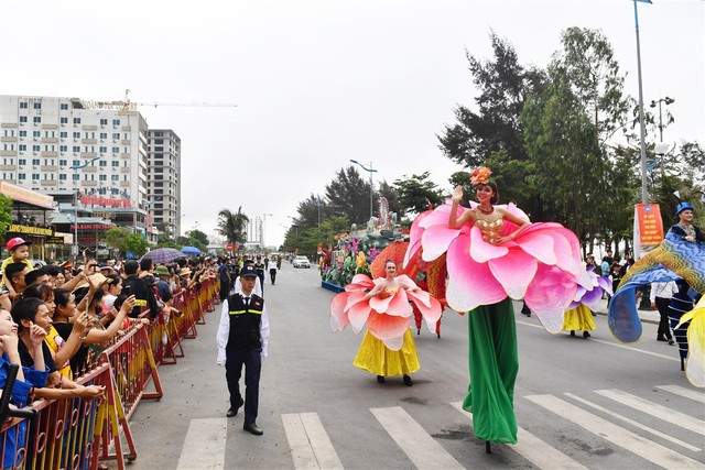 Người dân, du khách đổ bộ ra đường thưởng thức Carnival đường phố Sầm Sơn 2019 - Ảnh 13.