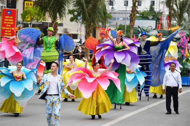 Người dân, du khách đổ bộ ra đường thưởng thức Carnival đường phố Sầm Sơn 2019 - Ảnh 14.