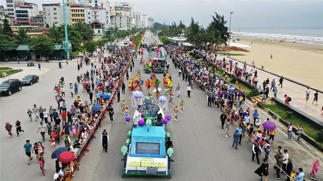 Người dân, du khách đổ bộ ra đường thưởng thức Carnival đường phố Sầm Sơn 2019 - Ảnh 3.