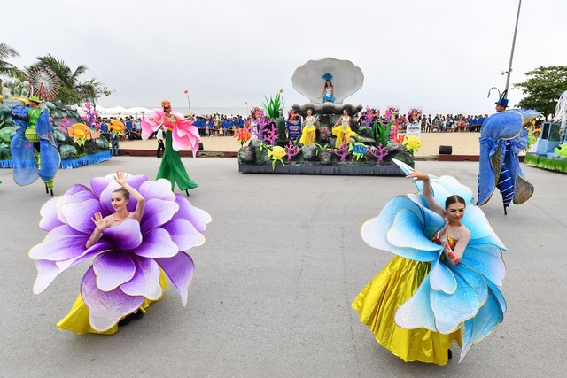 Người dân, du khách đổ bộ ra đường thưởng thức Carnival đường phố Sầm Sơn 2019 - Ảnh 6.