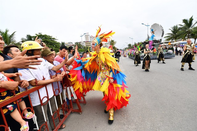 Người dân, du khách đổ bộ ra đường thưởng thức Carnival đường phố Sầm Sơn 2019 - Ảnh 7.