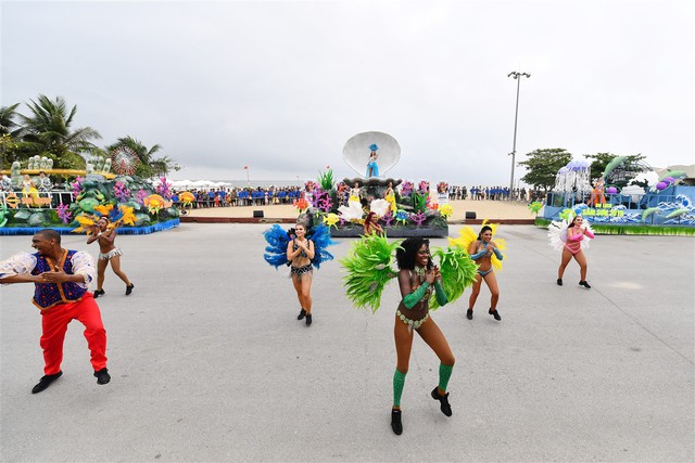 Người dân, du khách đổ bộ ra đường thưởng thức Carnival đường phố Sầm Sơn 2019 - Ảnh 8.