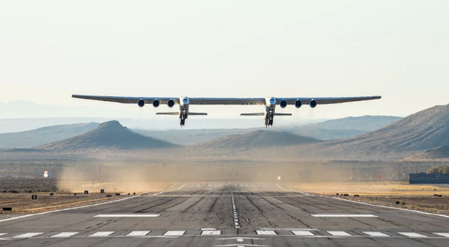 Choáng ngợp chuyến bay đầu tiên của siêu máy bay to nhất thế giới - Ảnh 4.