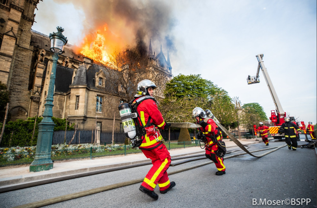 Hình ảnh đẹp hơn phim của lính cứu hỏa Paris trong vụ hỏa hoạn Nhà thờ Đức Bà - Ảnh 1.