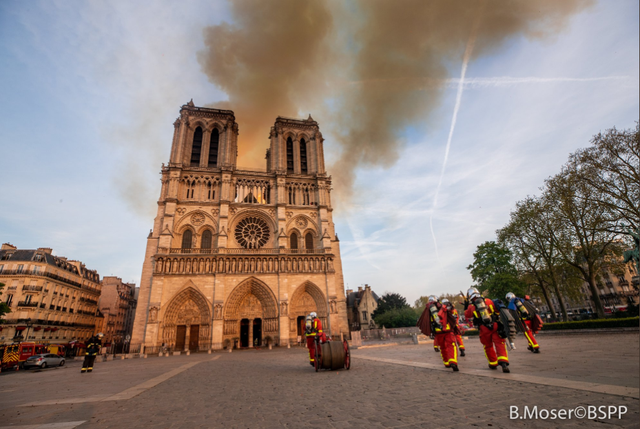 Hình ảnh đẹp hơn phim của lính cứu hỏa Paris trong vụ hỏa hoạn Nhà thờ Đức Bà - Ảnh 2.