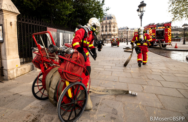 Hình ảnh đẹp hơn phim của lính cứu hỏa Paris trong vụ hỏa hoạn Nhà thờ Đức Bà - Ảnh 3.