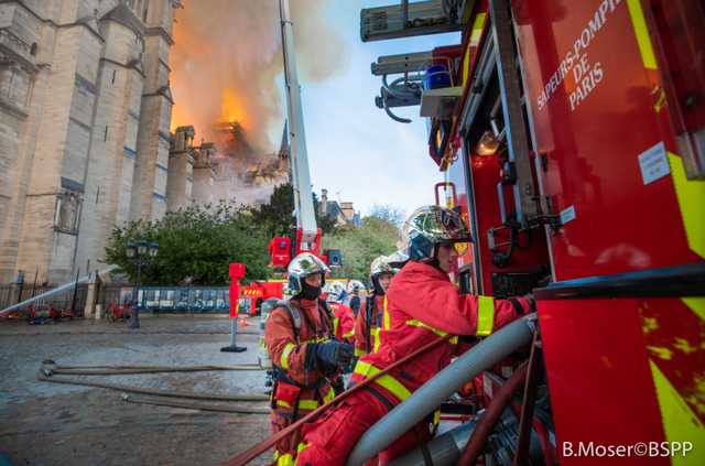 Hình ảnh đẹp hơn phim của lính cứu hỏa Paris trong vụ hỏa hoạn Nhà thờ Đức Bà - Ảnh 4.