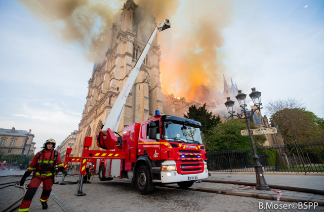 Hình ảnh đẹp hơn phim của lính cứu hỏa Paris trong vụ hỏa hoạn Nhà thờ Đức Bà - Ảnh 5.