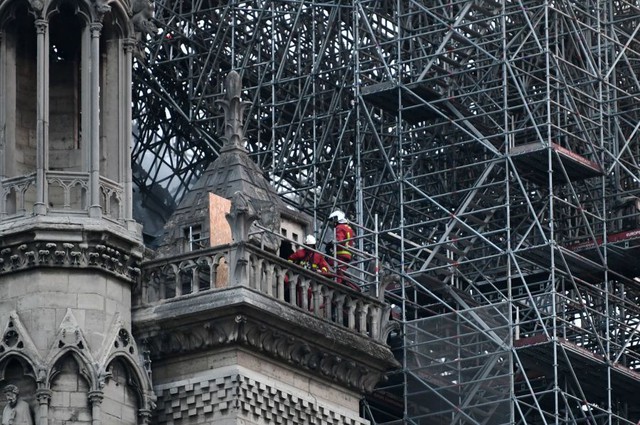 Hình ảnh đẹp hơn phim của lính cứu hỏa Paris trong vụ hỏa hoạn Nhà thờ Đức Bà - Ảnh 6.